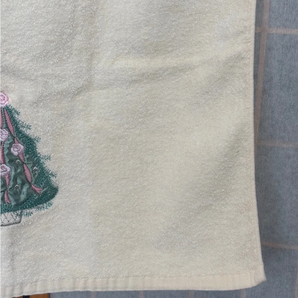 Vintage Cecil‎ Saydah Embroidered Christmas Tree Bath Towel Cream Holiday